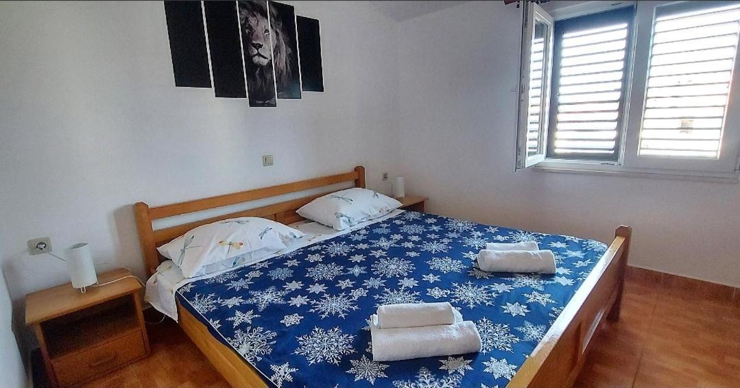 Apartments Ivana Loviste Bagian luar foto