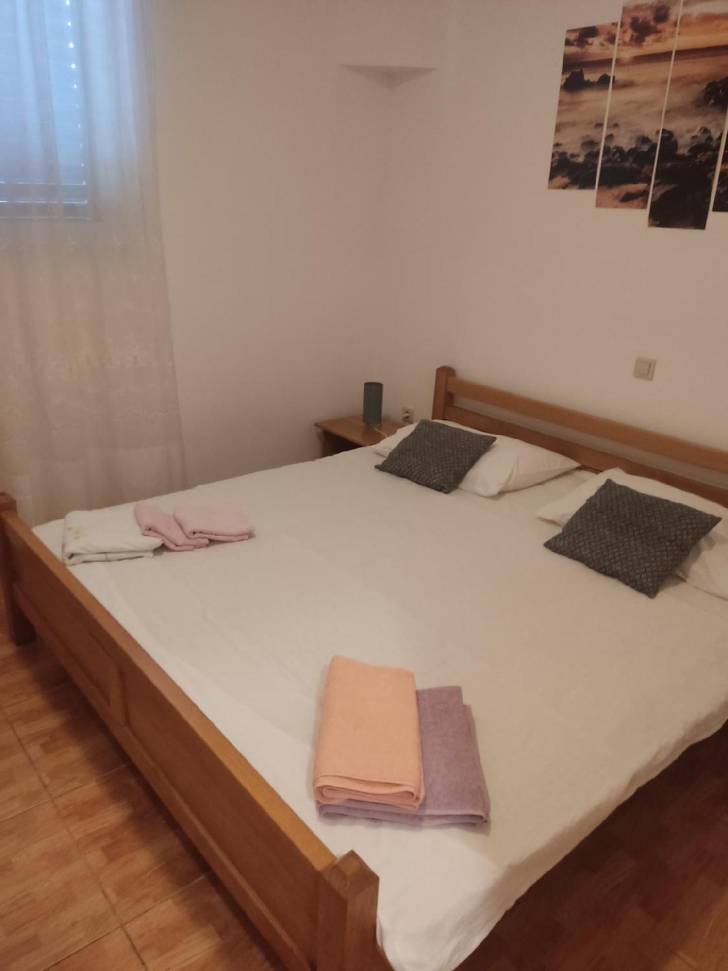 Apartments Ivana Loviste Bagian luar foto