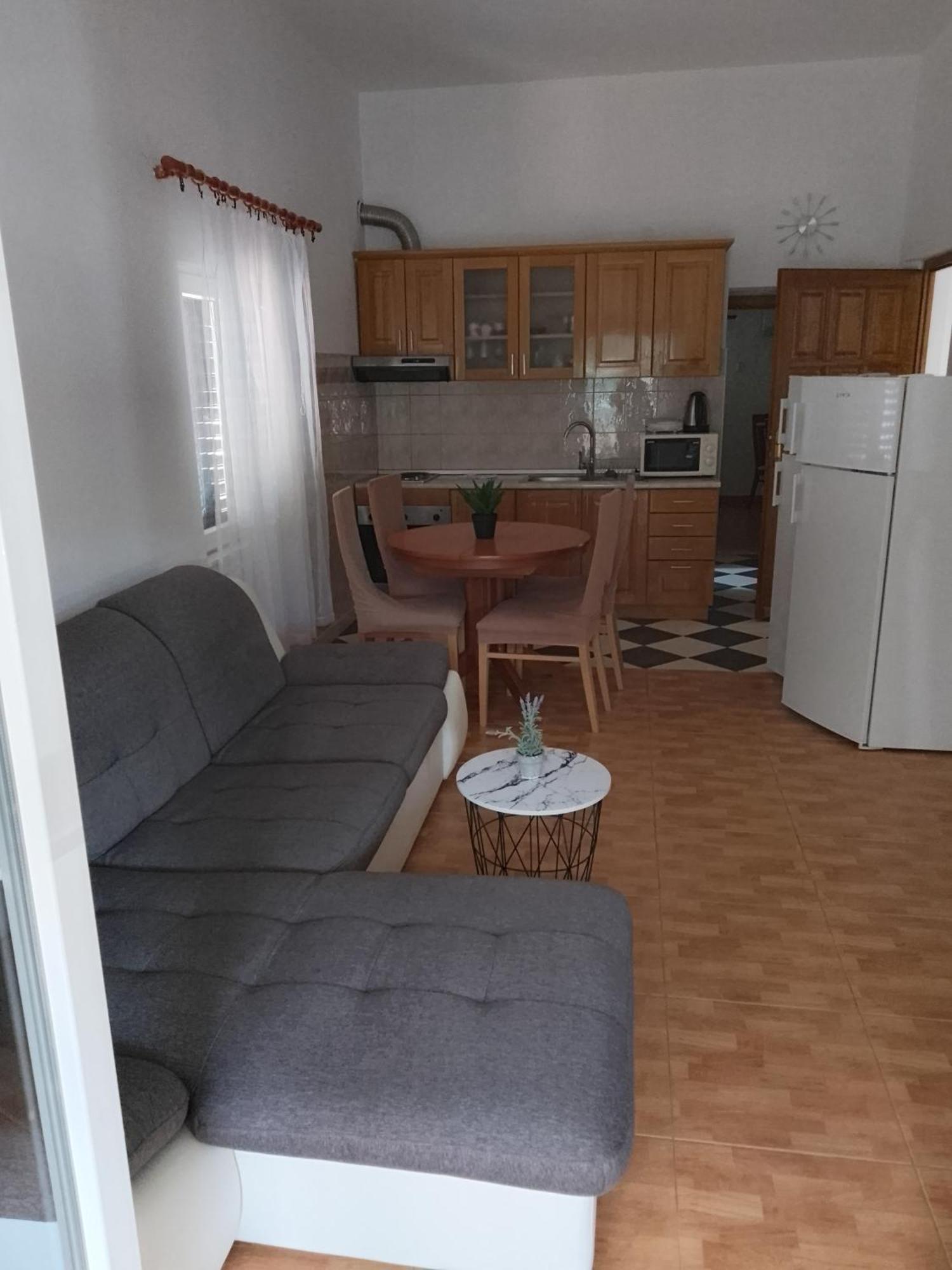 Apartments Ivana Loviste Bagian luar foto