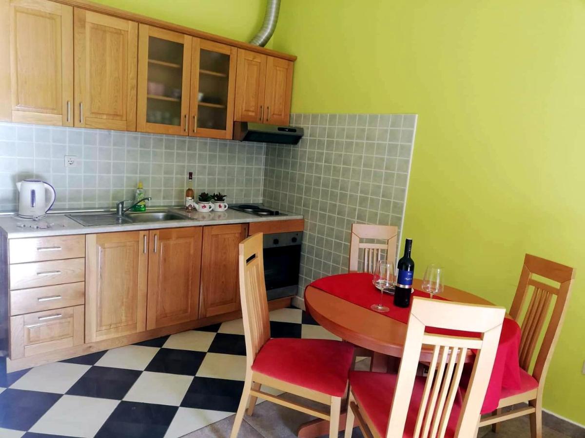 Apartments Ivana Loviste Bagian luar foto